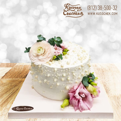 Торт «Белый с живыми цветами и бусинами»