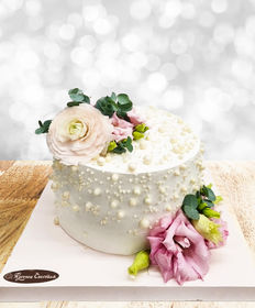 Свадебный торт «Белый с живыми цветами и бусинами»