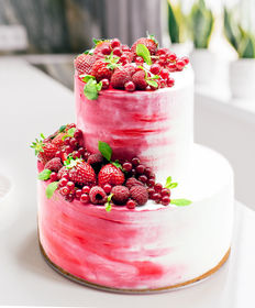 Свадебный торт «Красные ягоды и акварель»