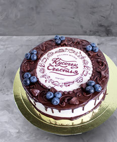 Праздничный торт «Кусочек счастья в чернике и шоколаде»