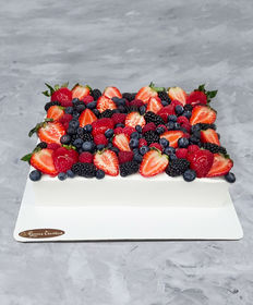 Праздничный торт «Очень ягодный на сливках»