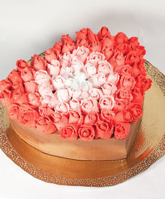 Праздничный торт «Сердце из роз»