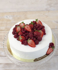 Праздничный торт «Сердце из ягод»