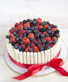 Свадебный торт «Шоколадные трубочки и ягоды»