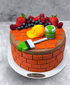 Праздничный торт «Строителям с ягодами и краской»