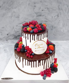 Свадебный торт «Ягоды на шоколаде на свадьбу два яруса»