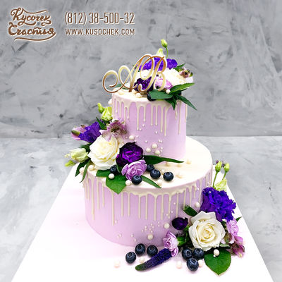 Торт «Сиреневый с живыми цветами на свадьбу»
