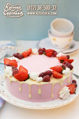 Торт «Венок из красных ягод»