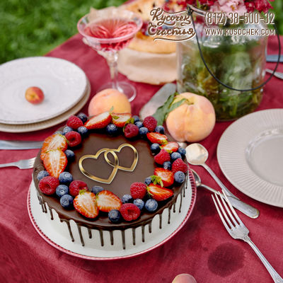 Торт «Ягодный венок на шоколаде на свадьбу»